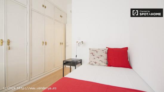 Dormitorio con amplio espacio de almacenamiento en el apartamento de 10 habitaciones, Moncloa - MADR