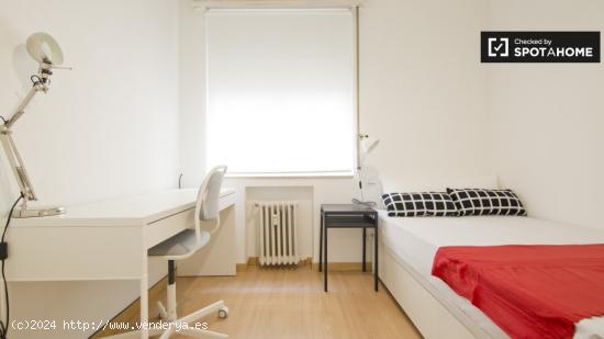 Bonita habitación con escritorio en un apartamento de 10 habitaciones, Moncloa - MADRID