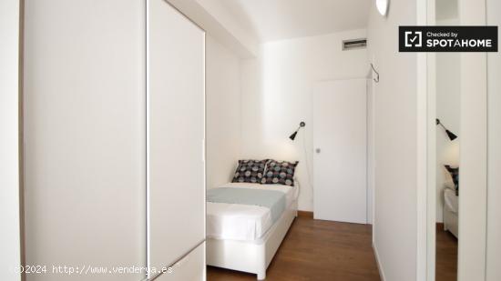 Habitación luminosa con cama individual y balcón en alquiler en Zona Universitaria - BARCELONA