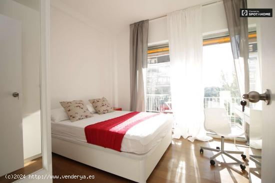  Preciosa habitación con cama doble y balcón en alquiler en Zona Universitaria - BARCELONA 