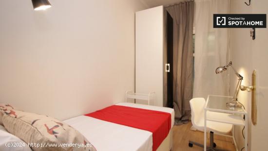 Acogedora habitación en un apartamento de 5 dormitorios en Les Corts - BARCELONA