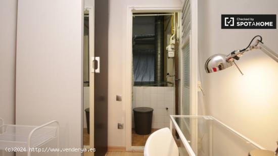 Acogedora habitación en un apartamento de 5 dormitorios en Les Corts - BARCELONA