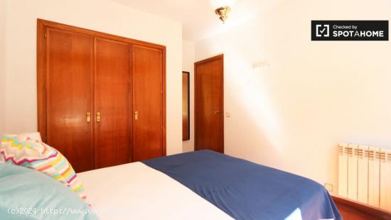 Habitación luminosa con cama doble en alquiler en Príncipe Pío - MADRID