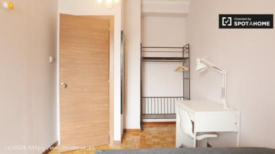 Habitación luminosa en apartamento de 7 dormitorios cerca de Plaza Castilla - MADRID