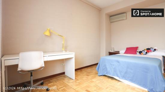 Habitación luminosa en apartamento de 7 dormitorios cerca de Plaza Castilla - MADRID