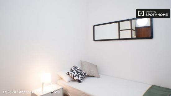 Habitación interior en apartamento de 5 dormitorios en Gràcia - BARCELONA