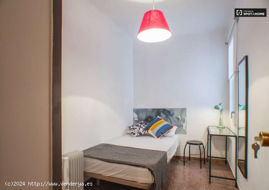  Habitación amueblada en apartamento de 5 dormitorios en Gràcia - BARCELONA 