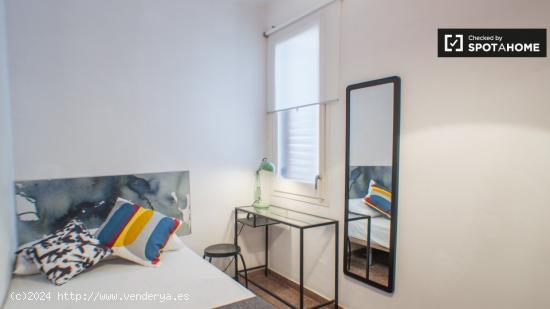 Habitación amueblada en apartamento de 5 dormitorios en Gràcia - BARCELONA