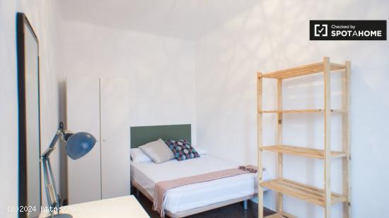 Cómoda habitación en un apartamento de 5 dormitorios en Gràcia - BARCELONA