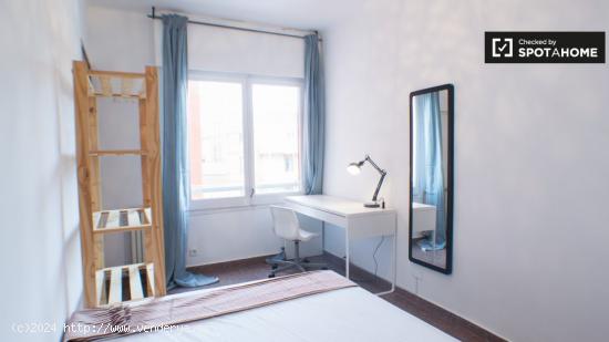 Cómoda habitación en un apartamento de 5 dormitorios en Gràcia - BARCELONA