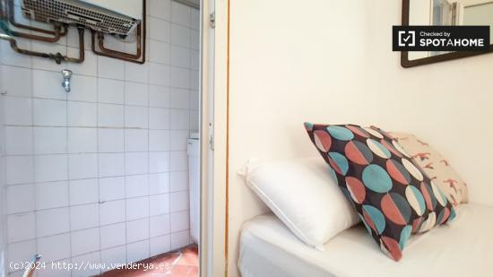 Habitación bien amueblada en alquiler en piso compartido en Gràcia - BARCELONA