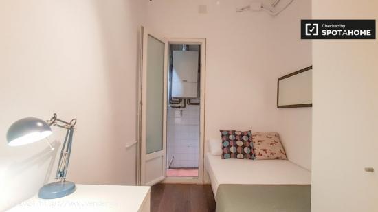 Habitación bien amueblada en alquiler en piso compartido en Gràcia - BARCELONA