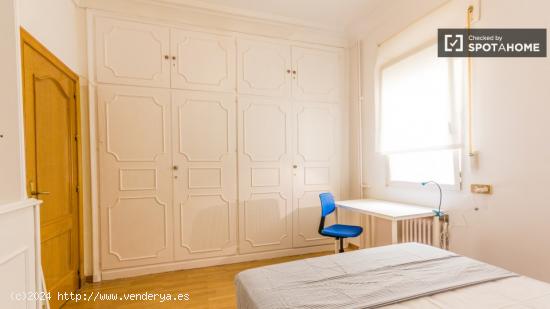 Habitación acogedora con estantería en un apartamento de 5 dormitorios, Ríos Rosas - MADRID