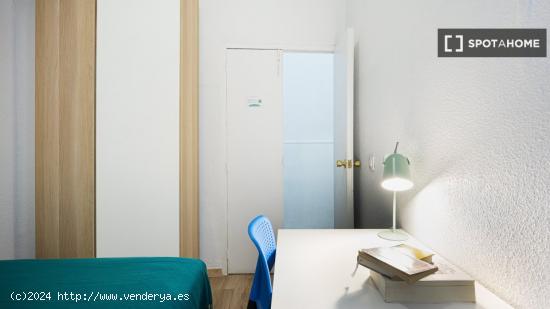 Cómoda habitación con amplio espacio de almacenamiento en un apartamento de 8 habitaciones, Puerta