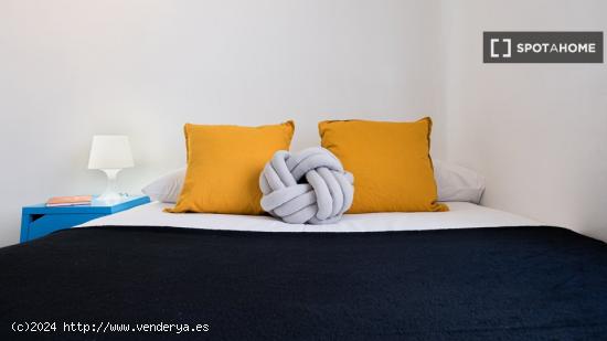 Cómoda habitación con escritorio en piso compartido, Cuatro Caminos. - MADRID