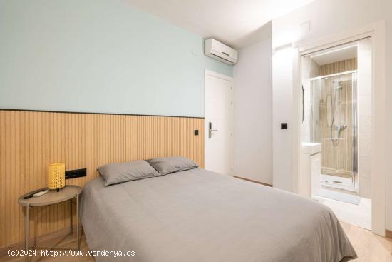  Se alquila habitación en piso de 5 habitaciones en Barcelona - BARCELONA 