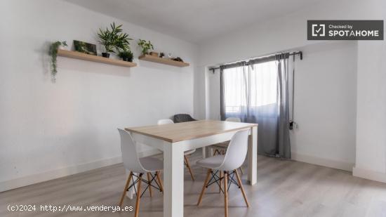 Se alquila habitación en apartamento de 2 dormitorios en Patraix - VALENCIA