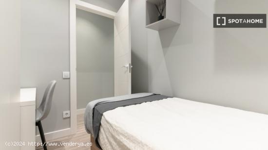 Habitaciones en apartamento de 5 dormitorios en Barcelona - BARCELONA