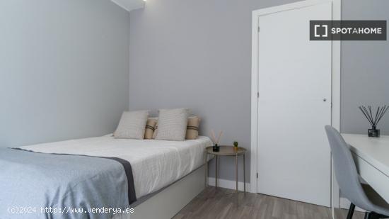 Habitaciones en apartamento de 5 dormitorios en Barcelona - BARCELONA