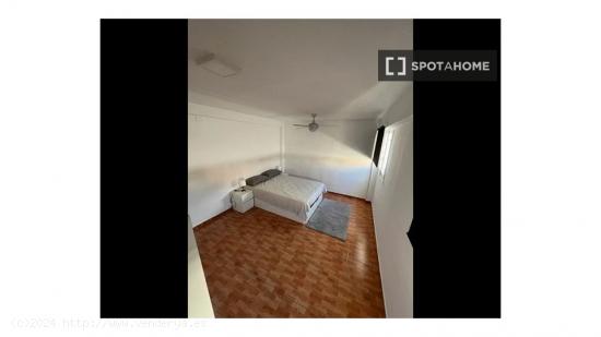 Se alquila habitación en piso de 3 dormitorios en valencia. - VALENCIA