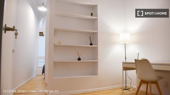 Habitaciones para alquilar en apartamento de 4 dormitorios en Barcelona - BARCELONA