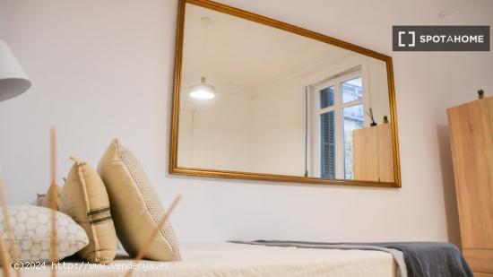 Habitaciones para alquilar en apartamento de 4 dormitorios en Barcelona - BARCELONA