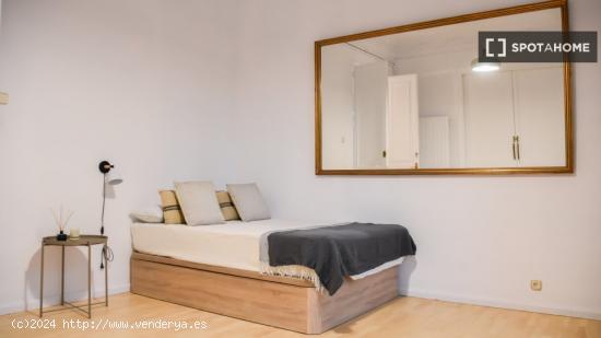 Habitaciones para alquilar en apartamento de 4 dormitorios en Barcelona - BARCELONA