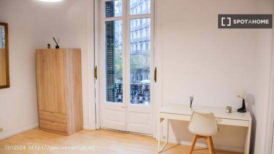 Habitaciones para alquilar en apartamento de 4 dormitorios en Barcelona - BARCELONA