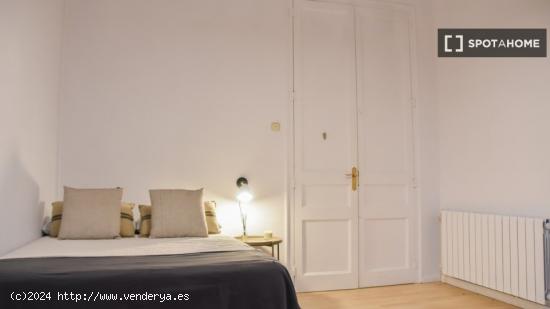 Habitaciones para alquilar en apartamento de 4 dormitorios en Barcelona - BARCELONA