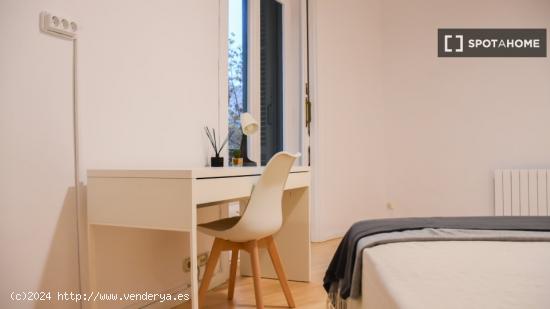 Habitaciones para alquilar en apartamento de 4 dormitorios en Barcelona - BARCELONA