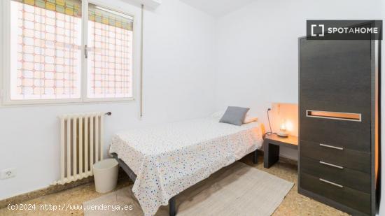 Se alquila habitación en piso de 5 dormitorios en Eixample - VALENCIA