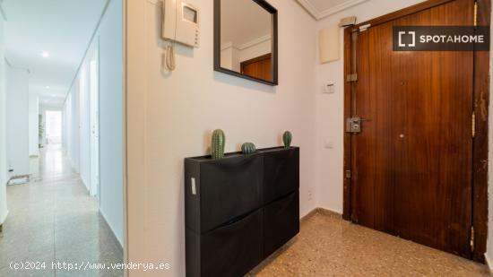 Se alquila habitación en piso de 5 dormitorios en Eixample - VALENCIA