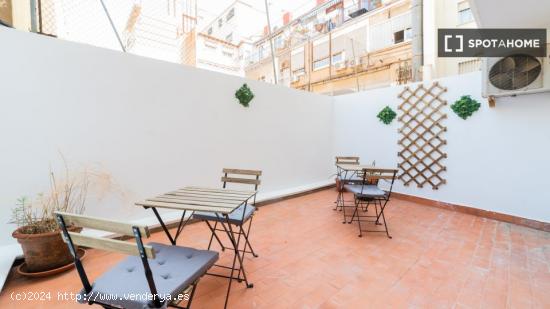 Se alquila habitación en piso de 5 dormitorios en Eixample - VALENCIA