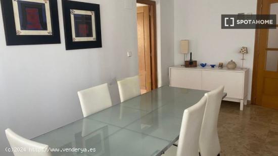 Se alquila cama en piso de 2 habitaciones en Penya-Roja - VALENCIA