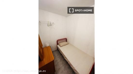 Alquiler de habitaciones en piso de 4 dormitorios en Palomeras Sureste - MADRID