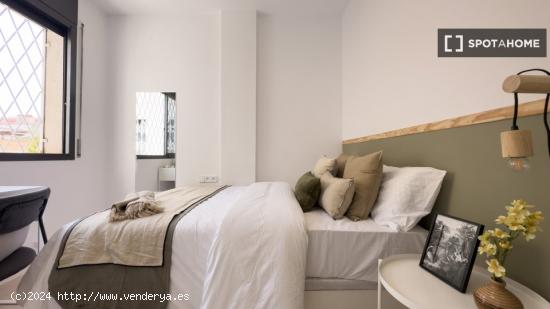 Se alquilan habitaciones en apartamento de 6 dormitorios en Barcelona - BARCELONA