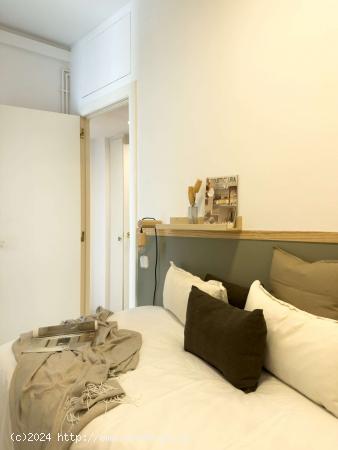  Se alquilan habitaciones en apartamento de 6 dormitorios en Barcelona - BARCELONA 