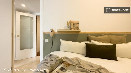 Se alquilan habitaciones en apartamento de 6 dormitorios en Barcelona - BARCELONA