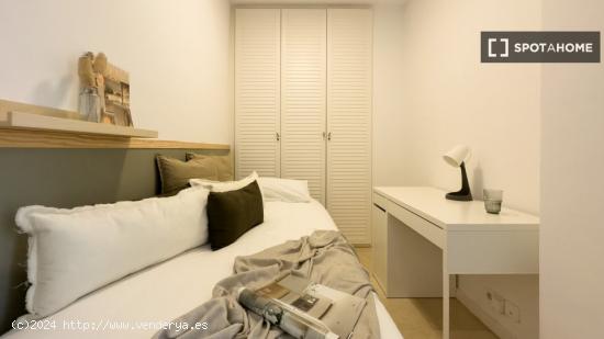 Se alquilan habitaciones en apartamento de 6 dormitorios en Barcelona - BARCELONA