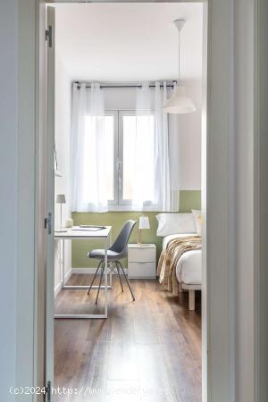  Se alquila habitación en piso compartido en Gracia. - BARCELONA 