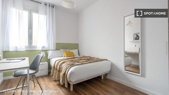 Se alquila habitación en piso compartido en Gracia. - BARCELONA