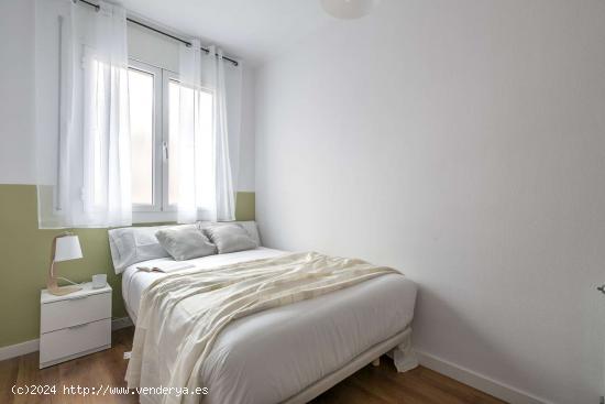  Se alquila habitación en piso compartido en Gracia. - BARCELONA 