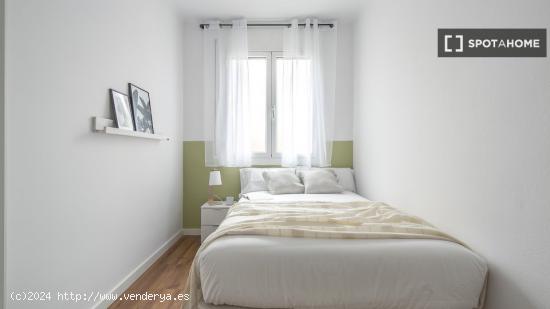 Se alquila habitación en piso compartido en Gracia. - BARCELONA