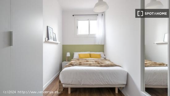 Se alquila habitación en piso compartido en Gracia. - BARCELONA