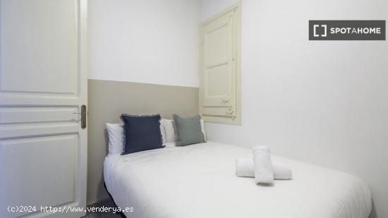 Se alquila habitación en piso compartido en Sagrada Familia. - BARCELONA