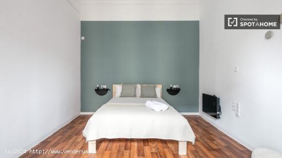 Se alquila habitación en piso compartido en Gracia. - BARCELONA