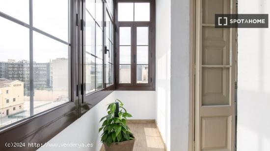 Se alquila habitación en piso compartido en Sagrada Familia. - BARCELONA