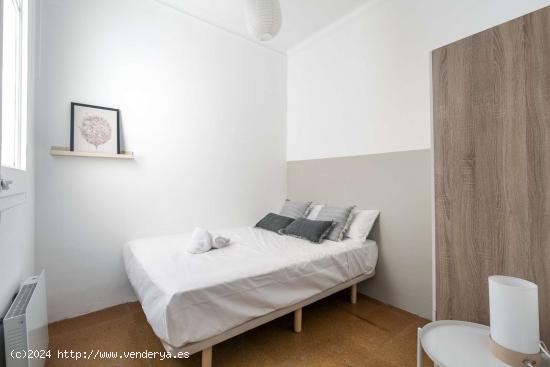  Se alquila habitación en piso compartido en Gracia. - BARCELONA 