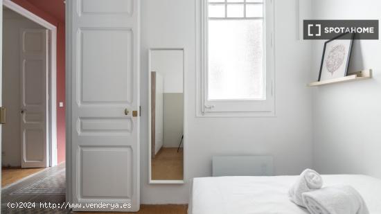 Se alquila habitación en piso compartido en Gracia. - BARCELONA