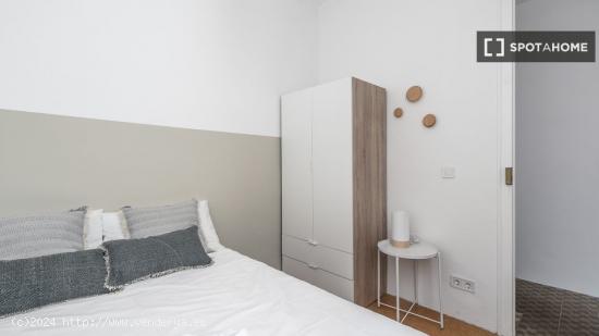 Se alquila habitación en piso compartido en Gracia. - BARCELONA